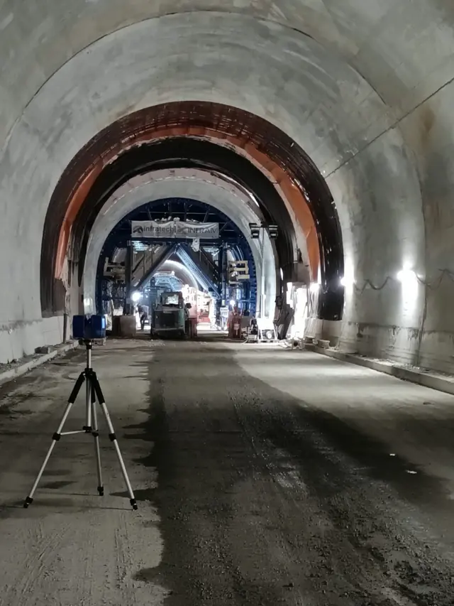 Laser scanner su treppiede dentro una galleria