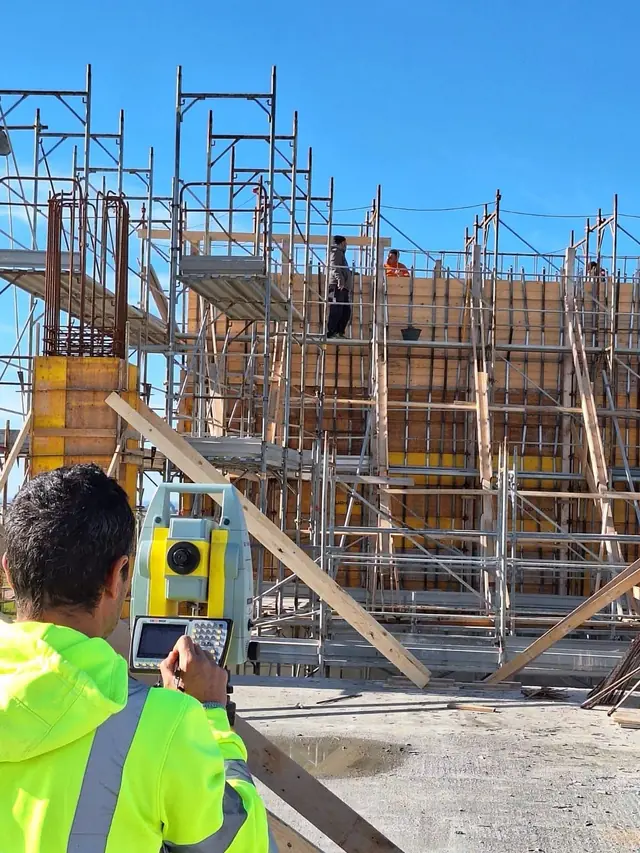 Stazione totale in un cantiere edile