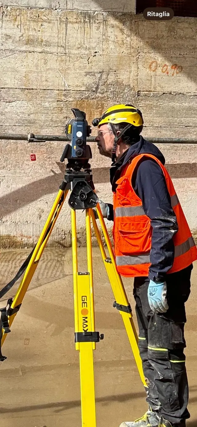 Topografo GESET al lavoro con la stazione totale