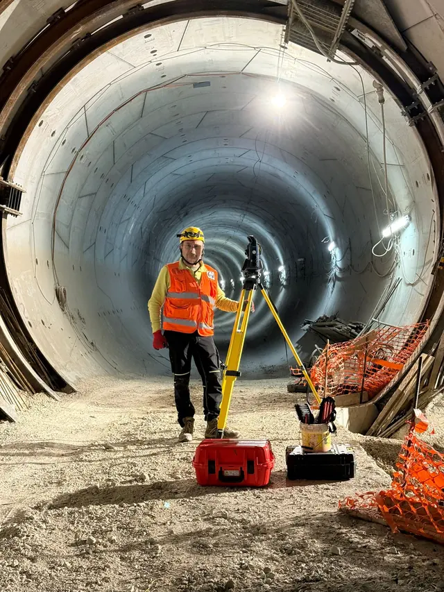 Topografo GESET con stazione totale in una galleria