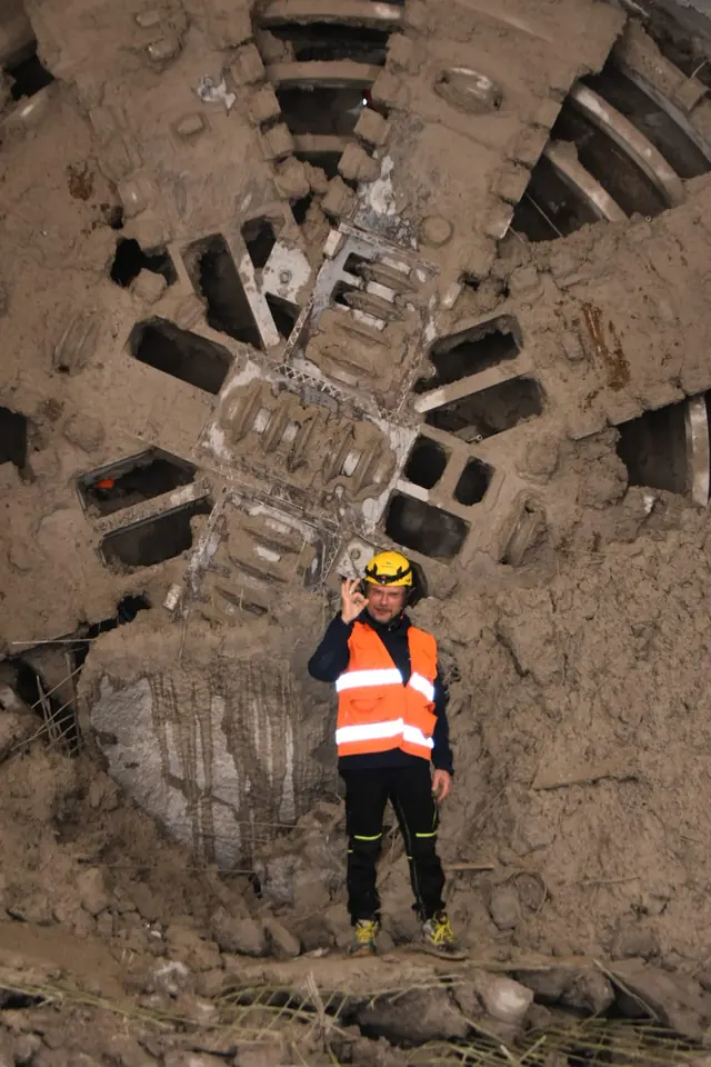 Topografo GESET davanti alla testa fresante di una TBM