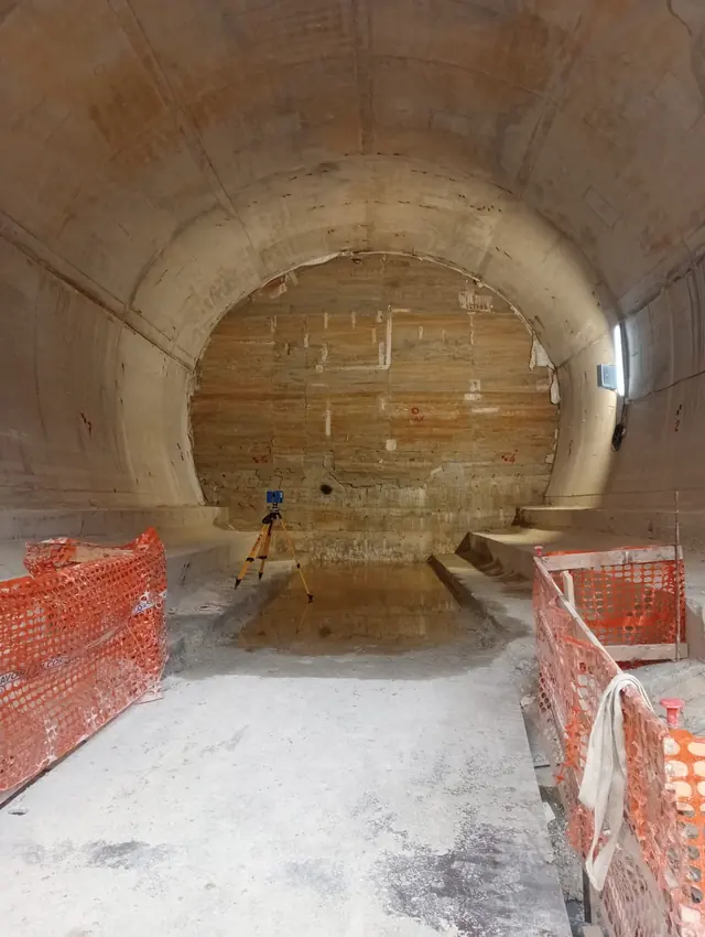 Galleria in costruzione con recinzioni di cantiere
